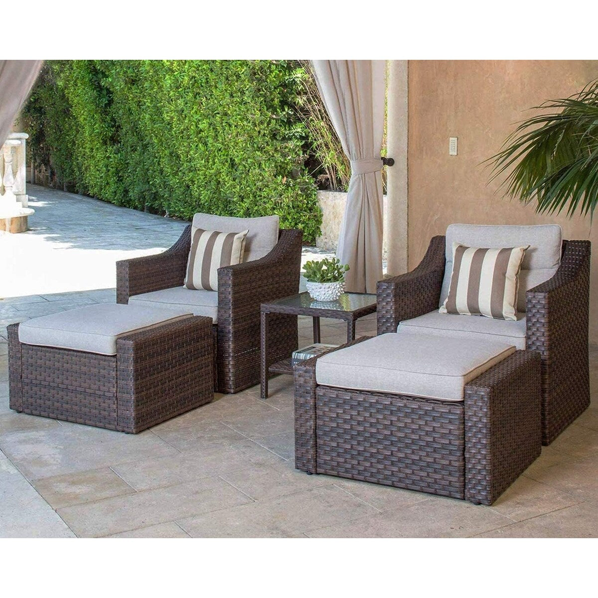Set da conversazione con poltrona in vimini per patio da esterno da 4/5 pezzi, tavolino e cuscini
