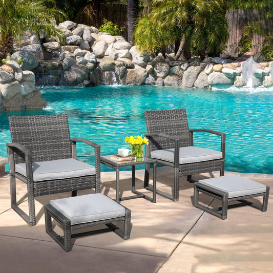 Set da giardino in vimini da 5 pezzi con poltrone, pouf e tavolino laterale