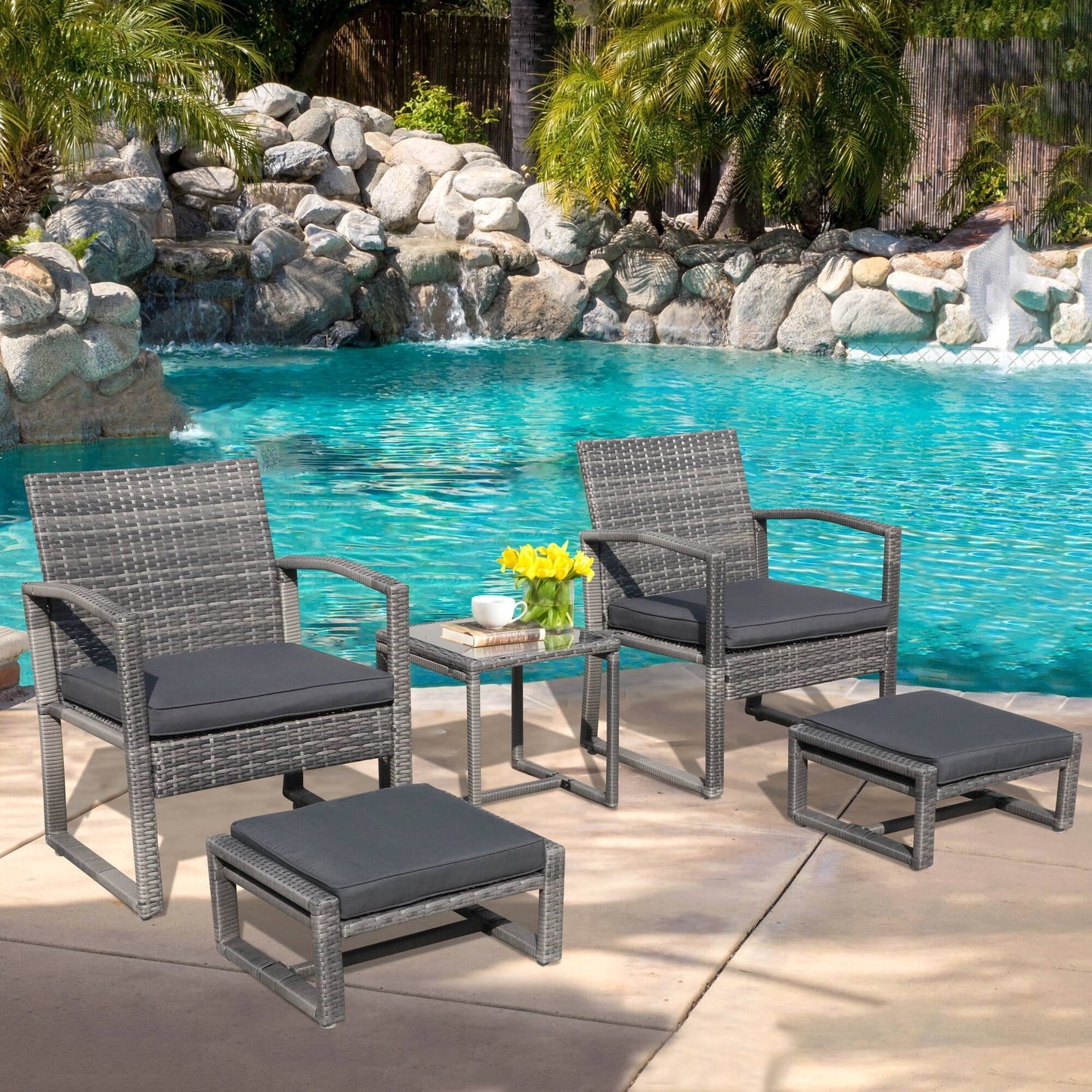 Set da giardino in vimini da 5 pezzi con poltrone, pouf e tavolino laterale