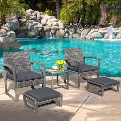 Set da giardino in vimini da 5 pezzi con poltrone, pouf e tavolino laterale