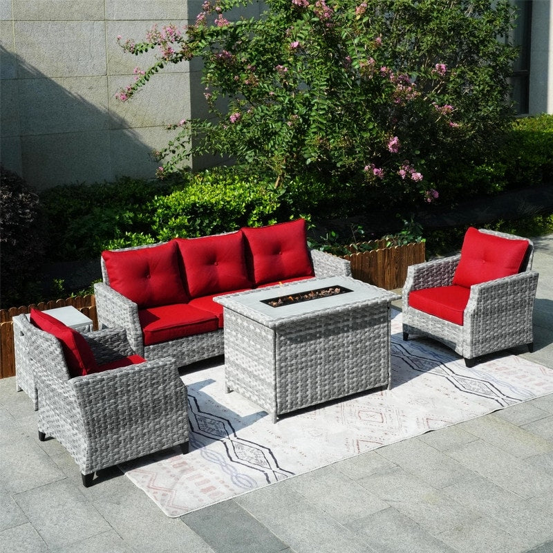 Set di divani da giardino in vimini da 5 pezzi con tavolo con braciere e copertura antipioggia