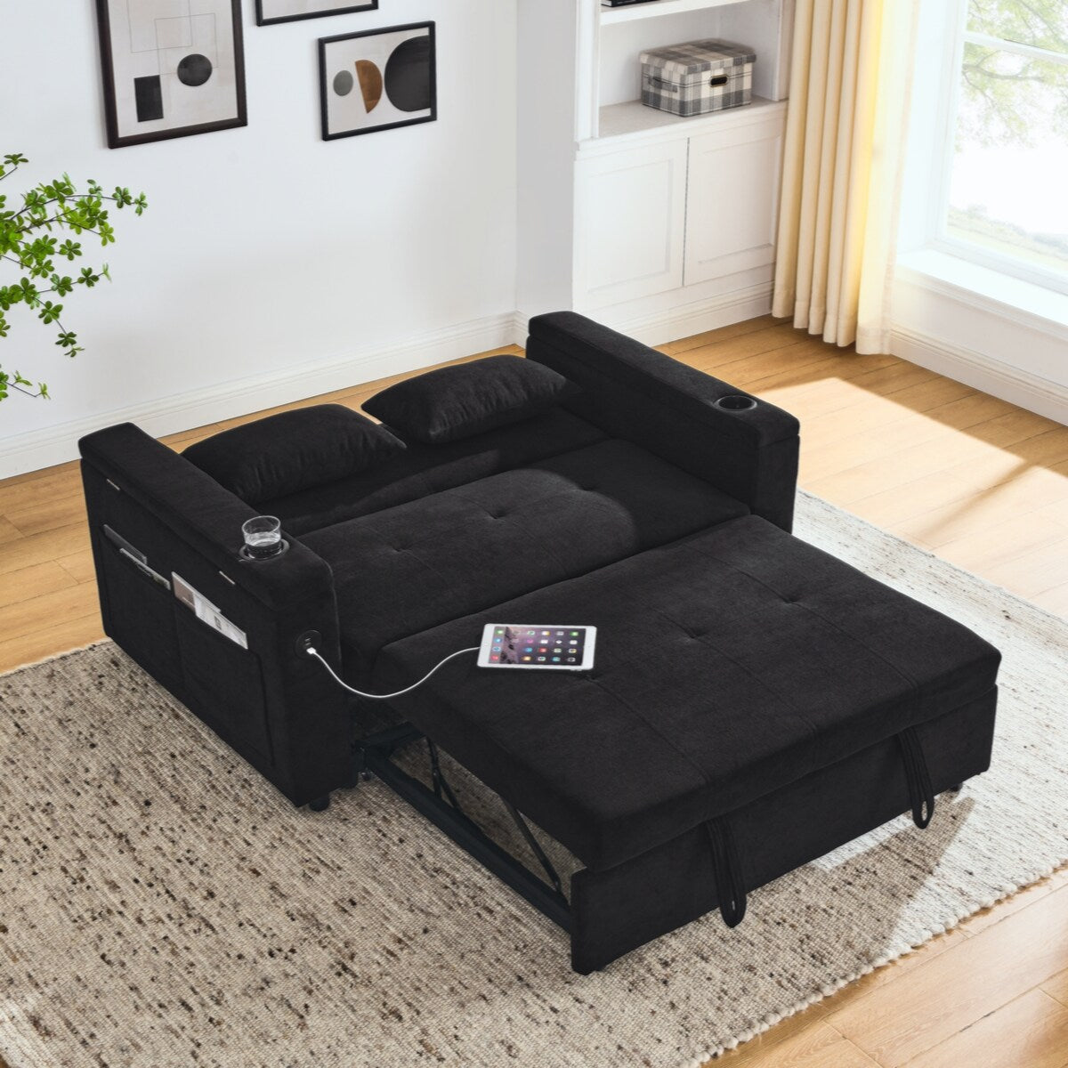 Divano letto reclinabile a due posti con braccioli, contenitore e tasche laterali, con presa di corrente USB.