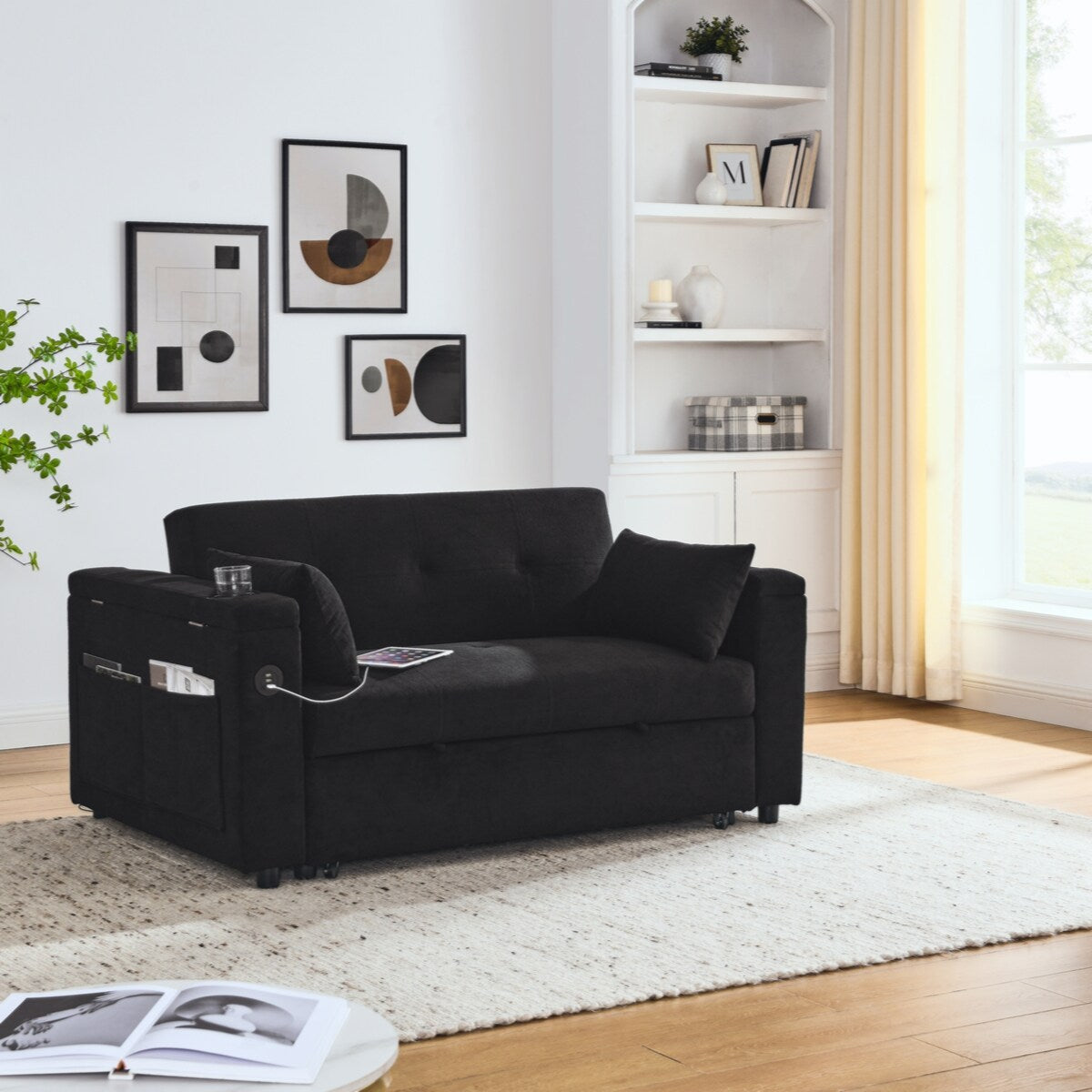 Divano letto reclinabile a due posti con braccioli, contenitore e tasche laterali, con presa di corrente USB.