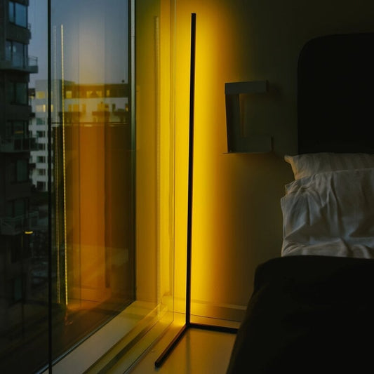 Lampada da terra minimalista a LED con angolo in metallo RGB da 55 cm