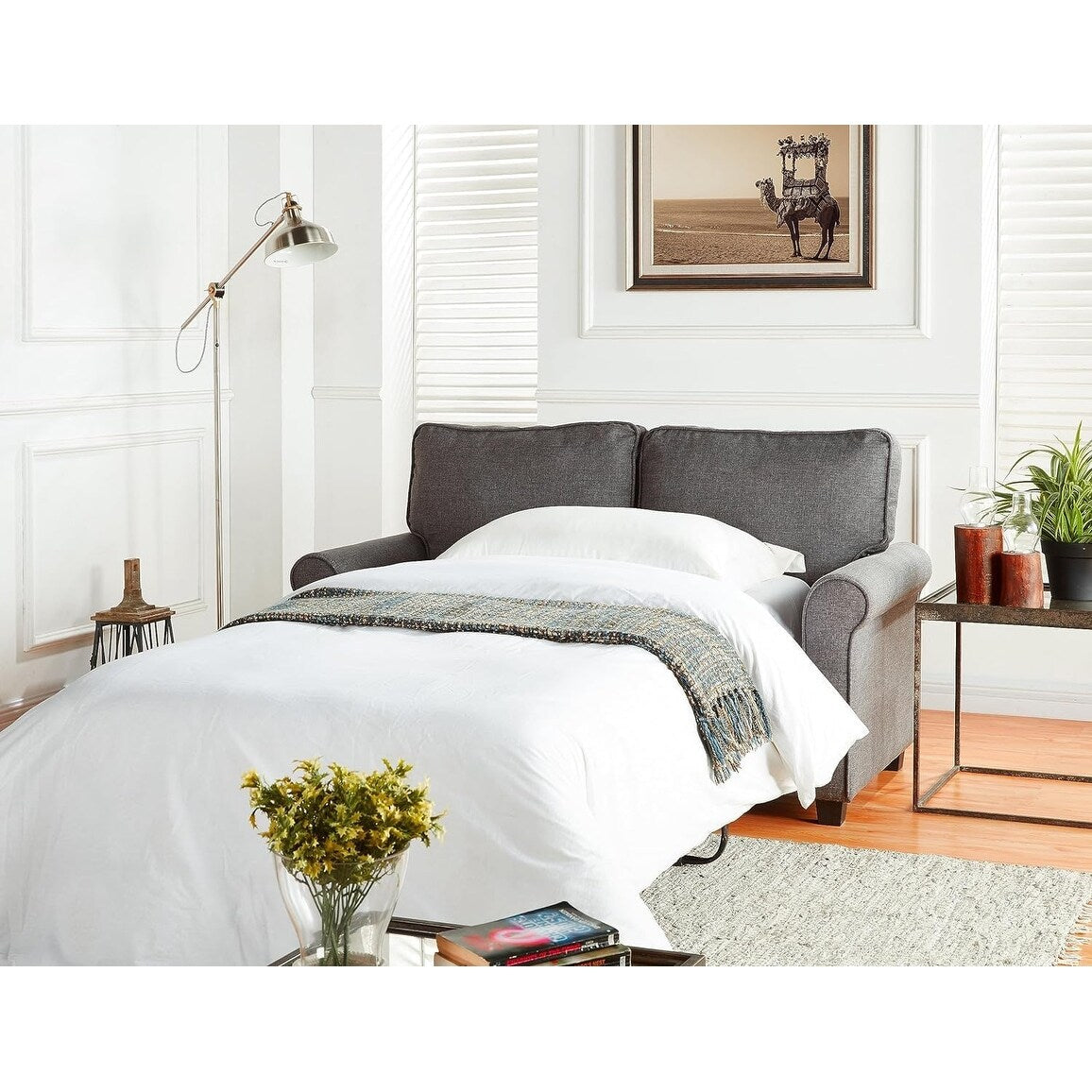 Divano a due posti in lino con braccioli arrotolati, materasso in memory foam e gambe in plastica per soggiorno.