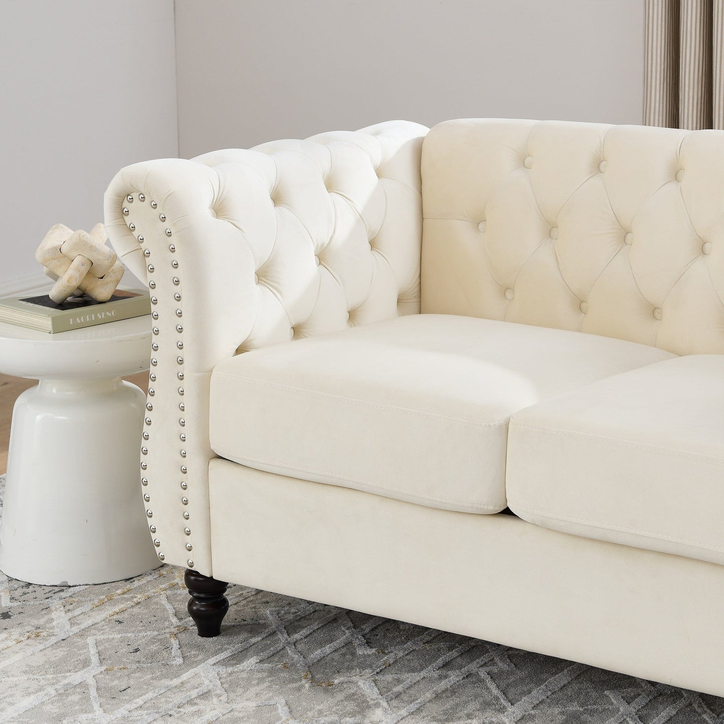 Divano Chesterfield in velluto 58.8 a 2 posti con braccioli arrotolati, finiture con borchie e 2 cuscini