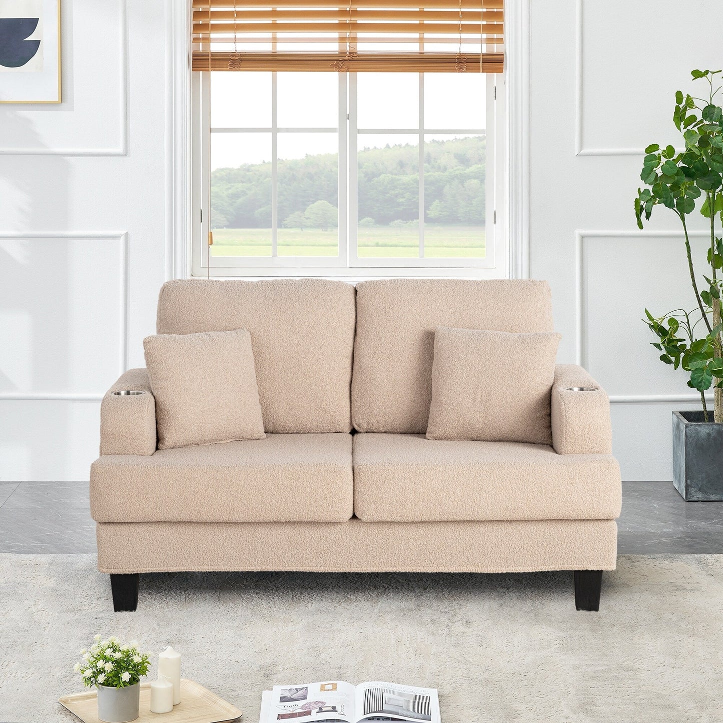 61 Divano a due posti piccolo beige con 2 cuscini e portabicchieri