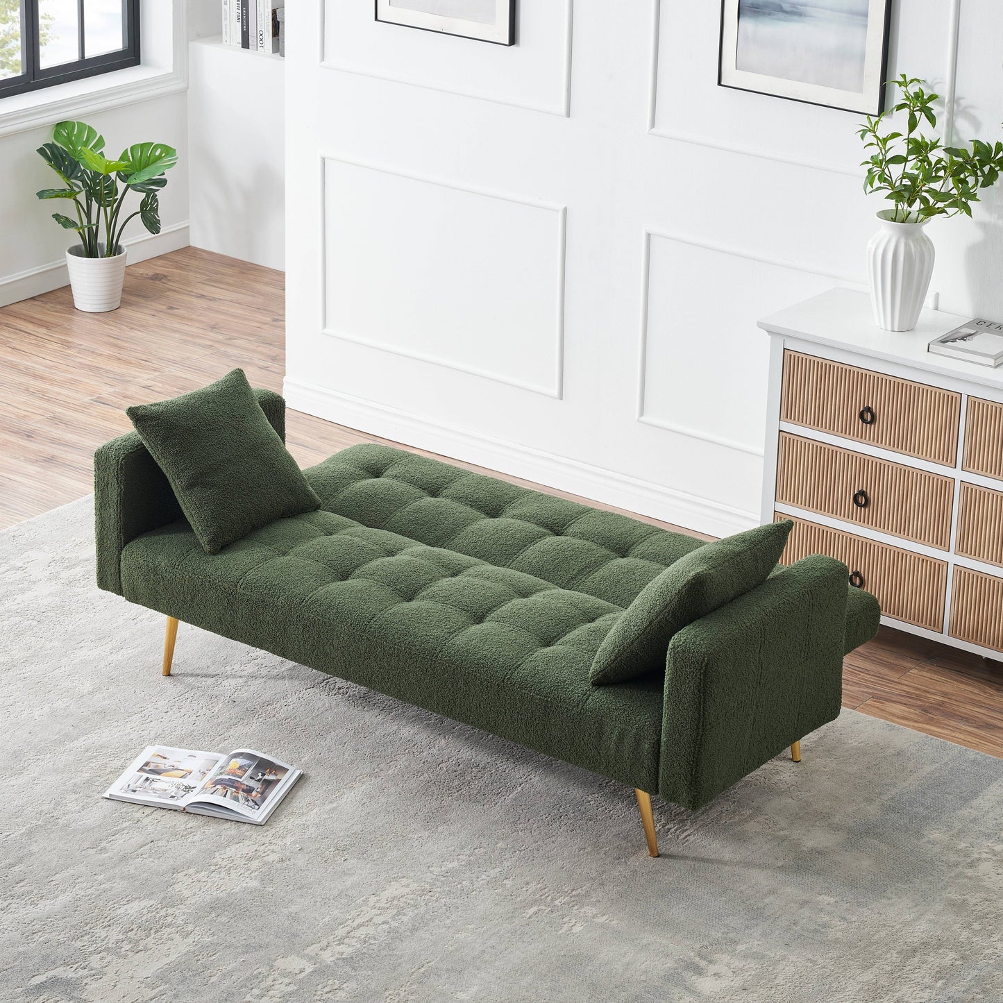 71.7 - Divano letto in pile Teddy, accompagnato da due graziosi cuscini decorativi