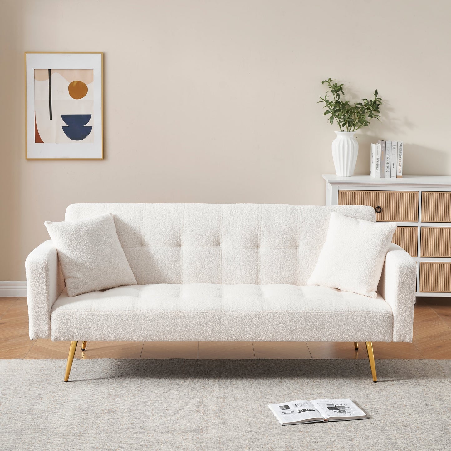 71.7 - Divano letto in pile Teddy, accompagnato da due graziosi cuscini decorativi