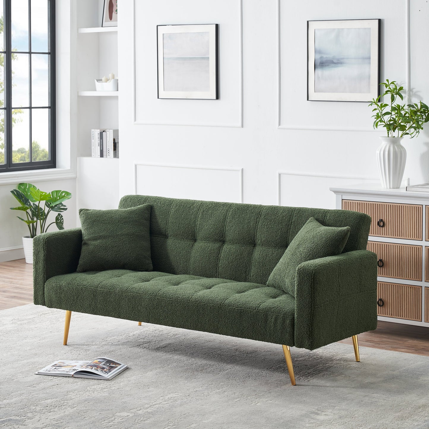 71.7 - Divano letto in pile Teddy, accompagnato da due graziosi cuscini decorativi