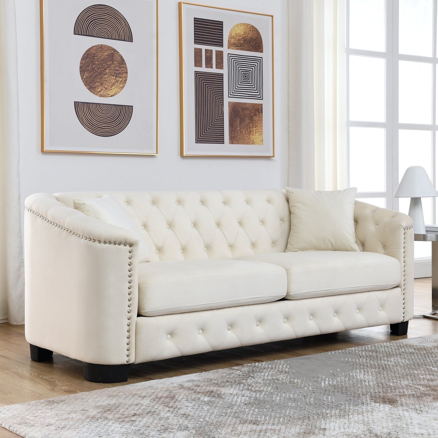 Divano moderno in velluto a 3 posti da 77'' con schienale capitonné, finiture con borchie e 2 cuscini