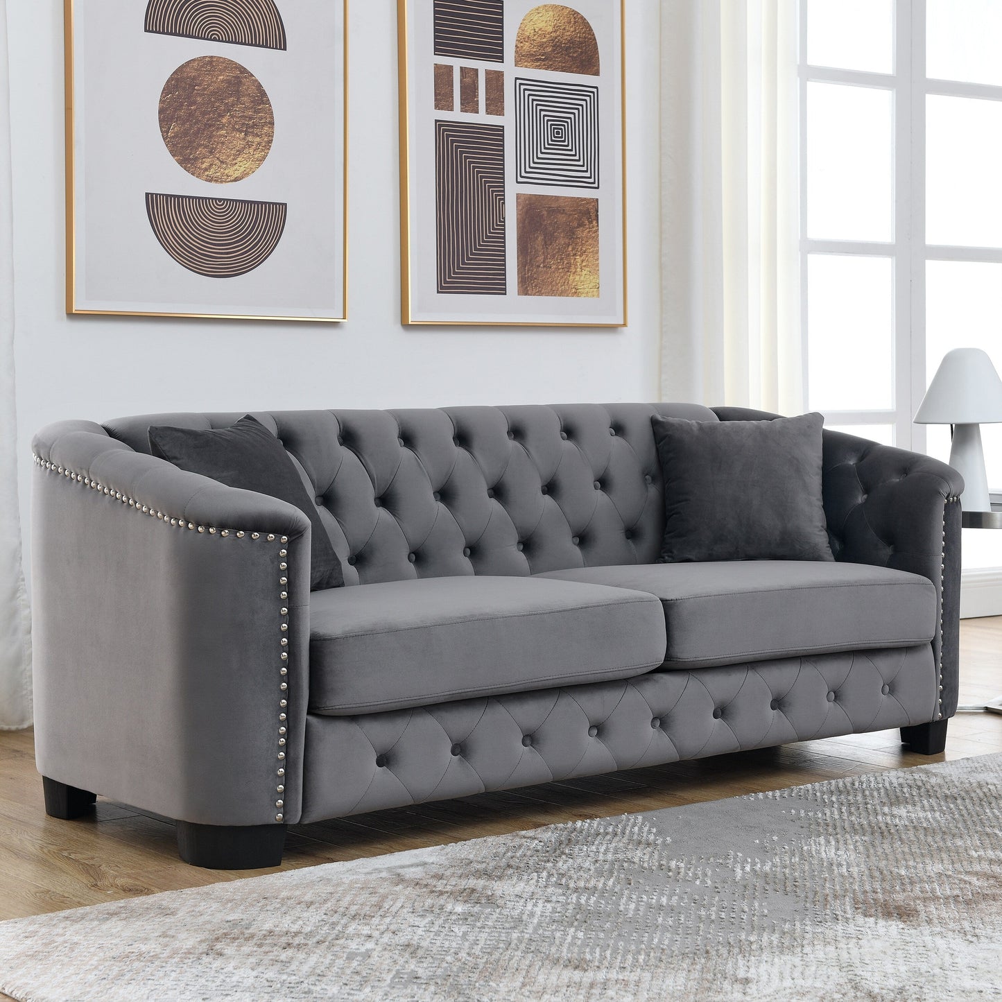 Divano moderno in velluto a 3 posti da 77'' con schienale capitonné, finiture con borchie e 2 cuscini