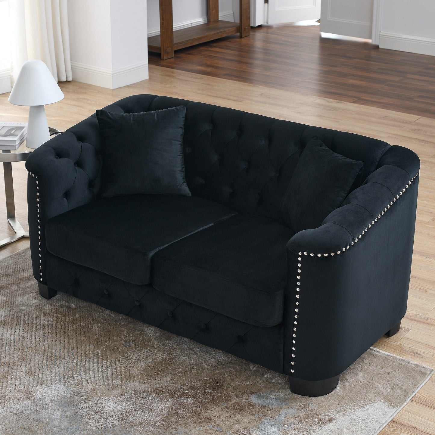 Divano moderno in velluto a 3 posti da 77'' con schienale capitonné, finiture con borchie e 2 cuscini
