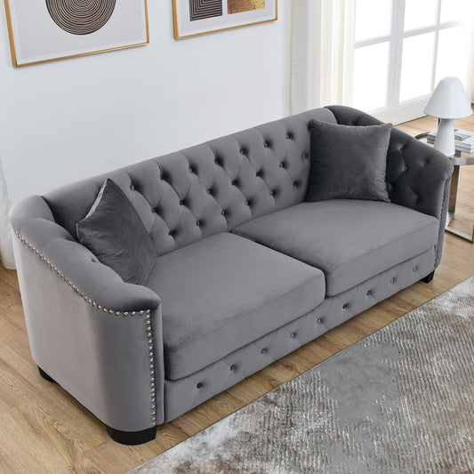 Divano moderno in velluto a 3 posti da 77'' con schienale capitonné, finiture con borchie e 2 cuscini