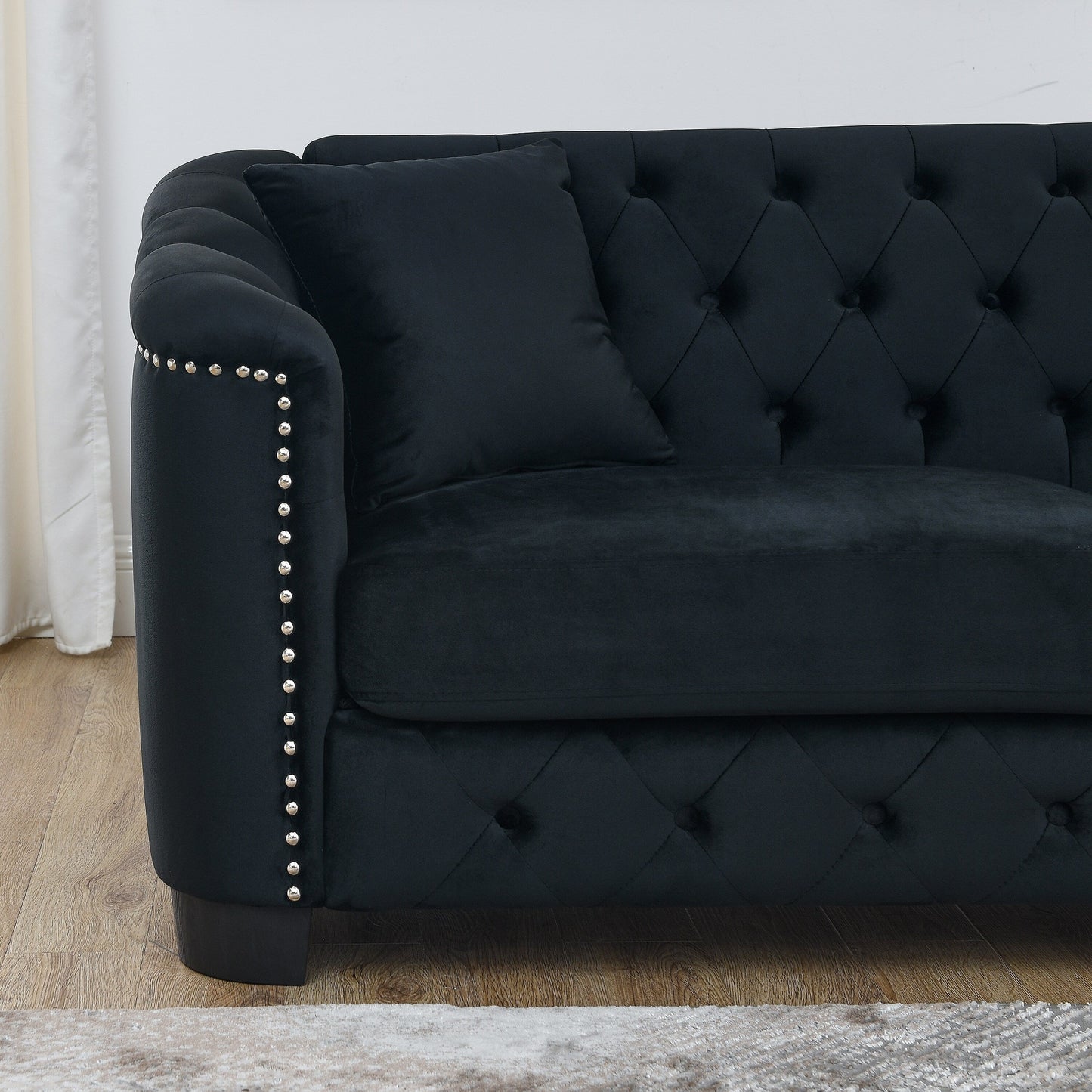 Divano moderno in velluto a 3 posti da 77'' con schienali trapuntati, finiture con borchie e 2 cuscini