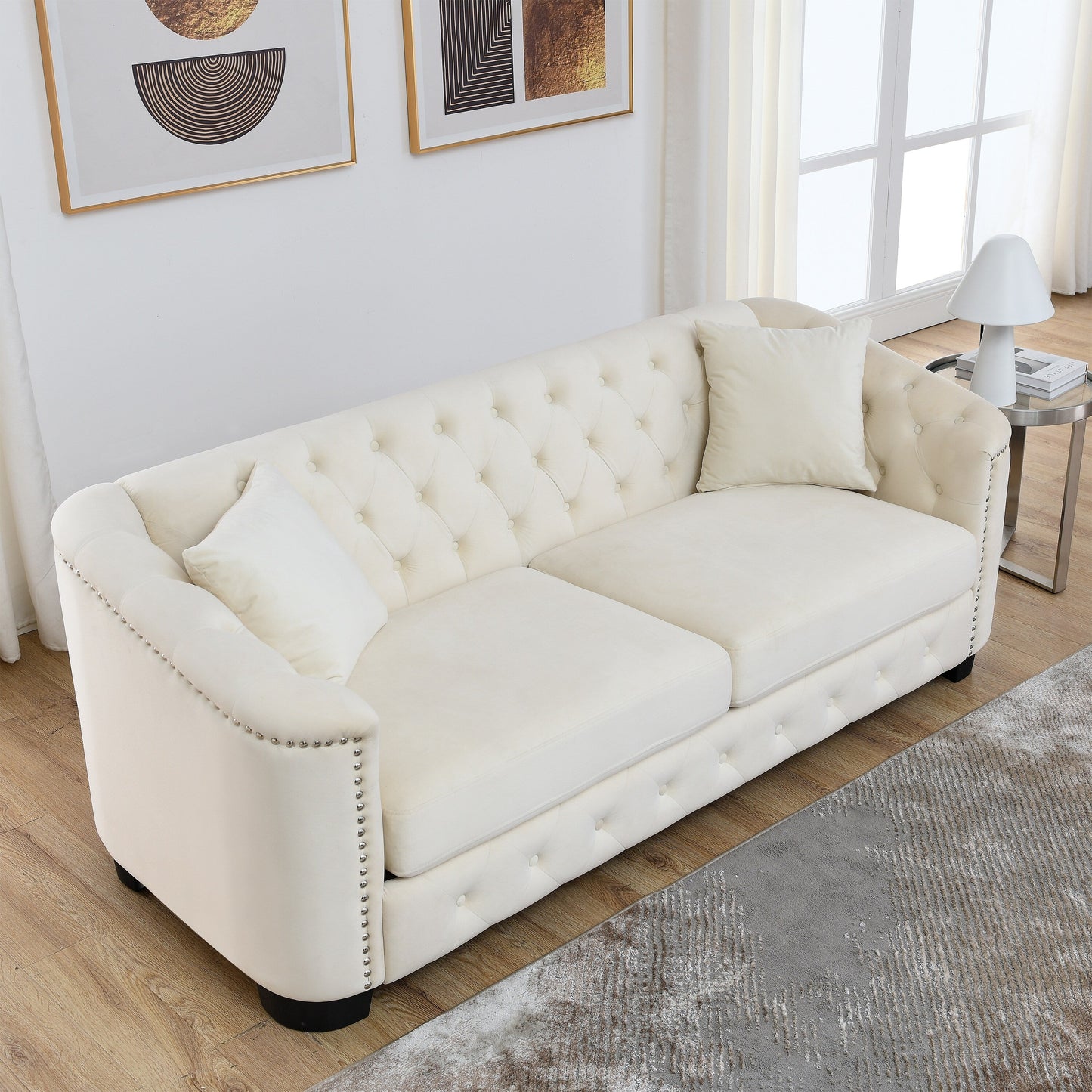 Divano moderno in velluto a 3 posti da 77'' con schienali trapuntati, finiture con borchie e 2 cuscini