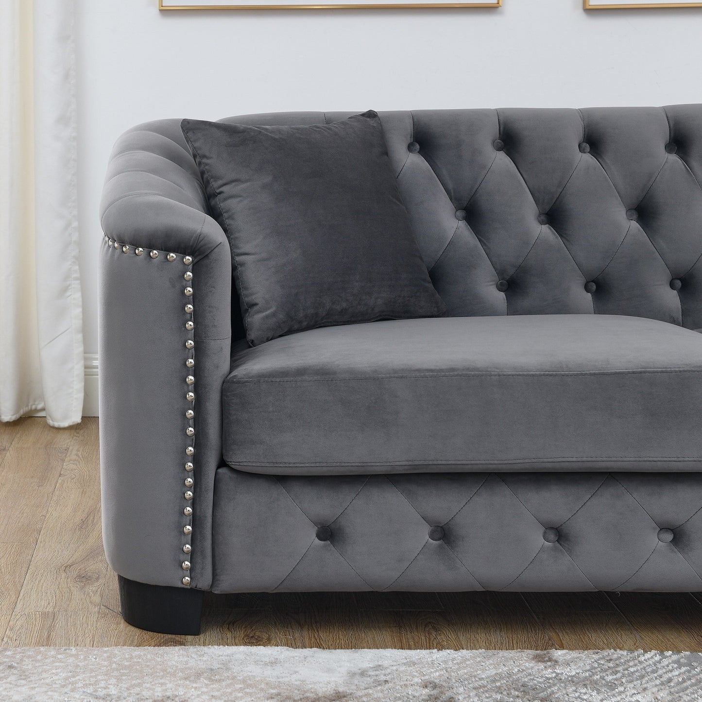 Divano moderno in velluto a 3 posti da 77'' con schienali trapuntati, finiture con borchie e 2 cuscini