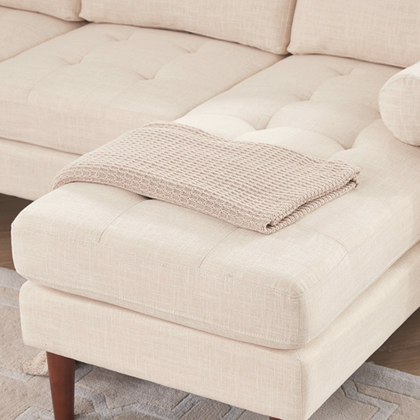 Divano componibile a L da 80 posti in lino con chaise longue reversibile, cuscino di seduta trapuntato, robusta struttura in legno