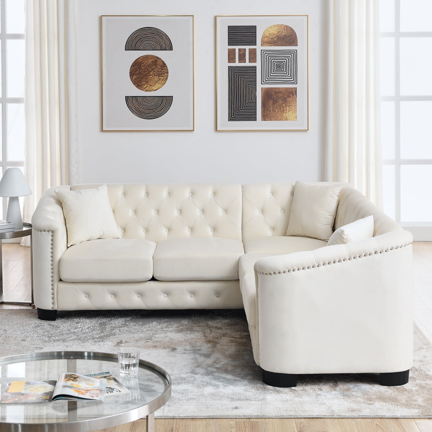 Divano Chesterfield a L in velluto da 82'', 5 posti con cuscini rimovibili, finiture con borchie e struttura in legno massello