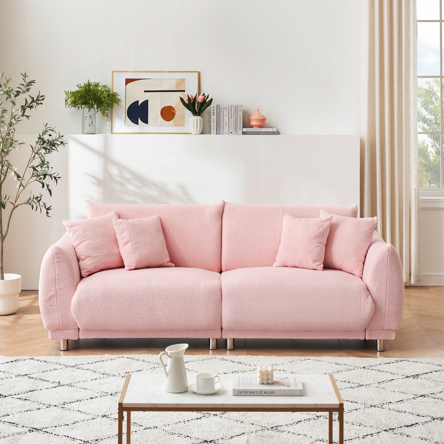 Divano rosa in pile di peluche da 86,6 pollici con quattro cuscini e piedini in metallo che può stare comodamente in una camera da letto di un appartamento