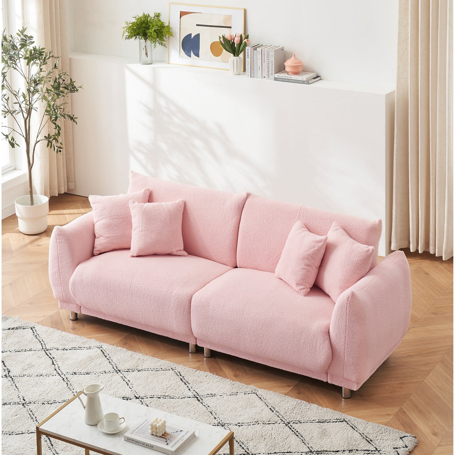 Divano rosa in pile di peluche da 86,6 pollici con quattro cuscini e piedini in metallo che può stare comodamente in una camera da letto di un appartamento