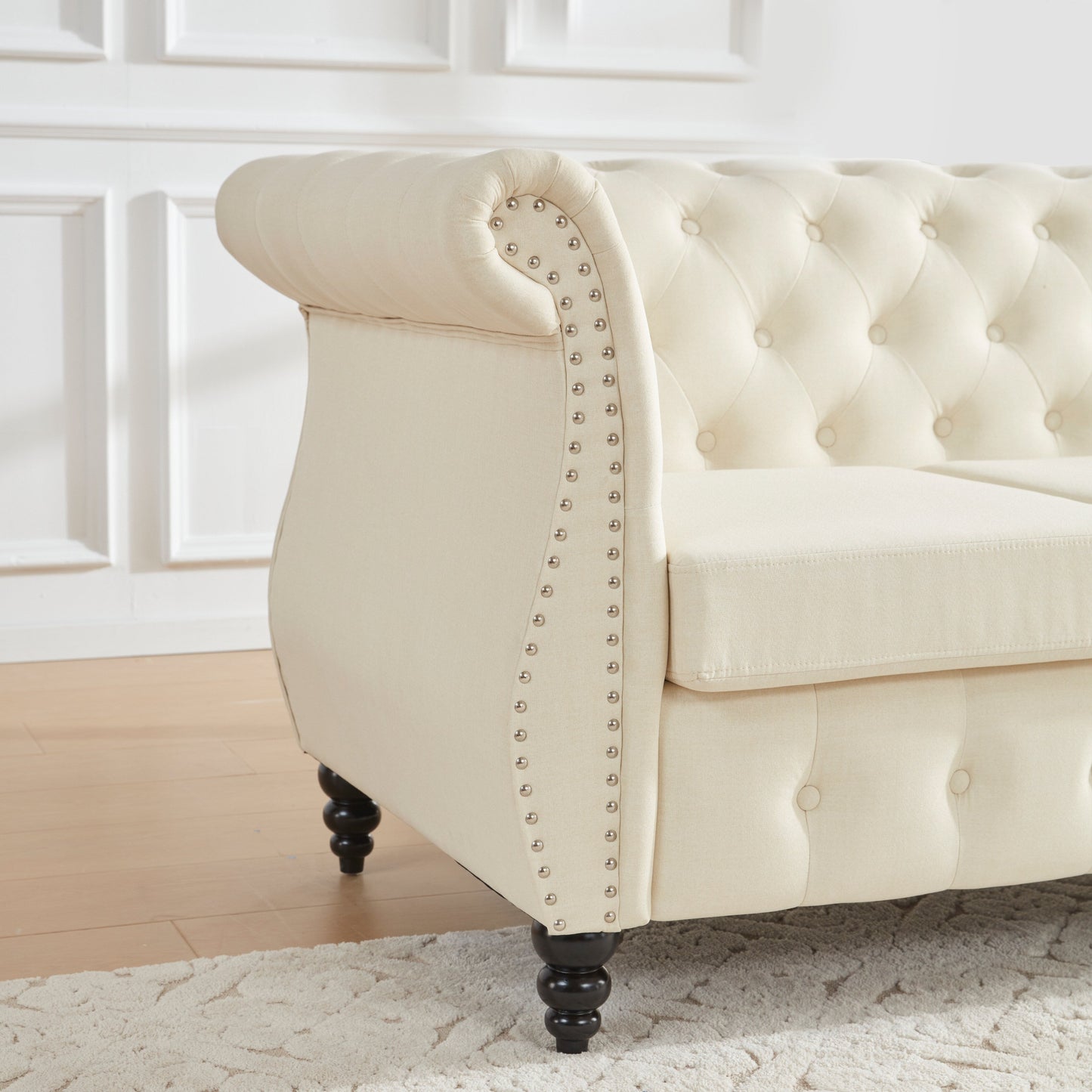 Divano Chesterfield a L da 86,6'' in lino con braccioli arrotolati, trapuntatura a bottoni, dettagli con borchie e gambe in legno a forma di zucca