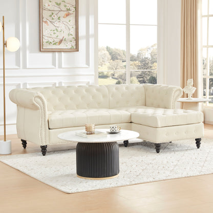 Divano Chesterfield in lino da 86,6'' a 3 posti con chaise longue, braccioli arrotolati, dettagli con borchie e gambe in legno color zucca