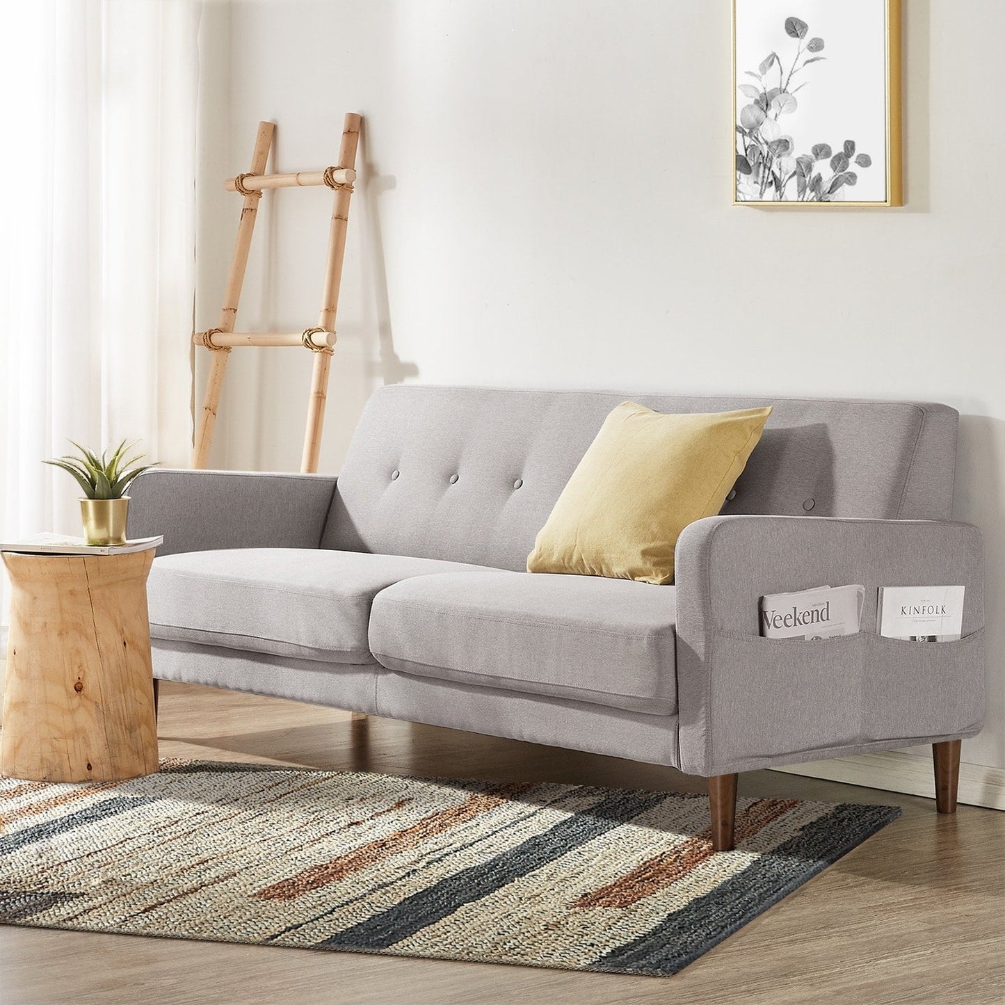 Divano moderno in lino trapuntato ADAIR con tasche sui braccioli di Crown Comfort