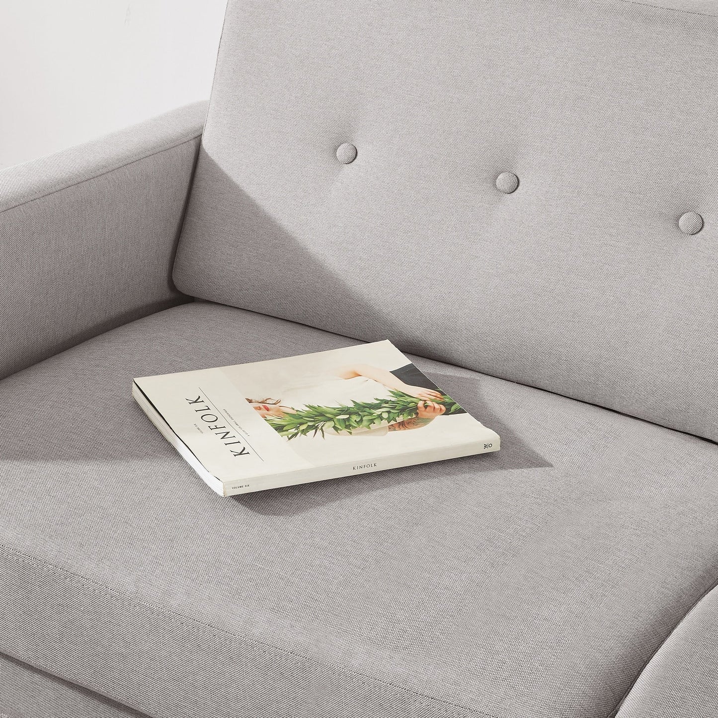 Divano moderno in lino trapuntato ADAIR con tasche sui braccioli di Crown Comfort