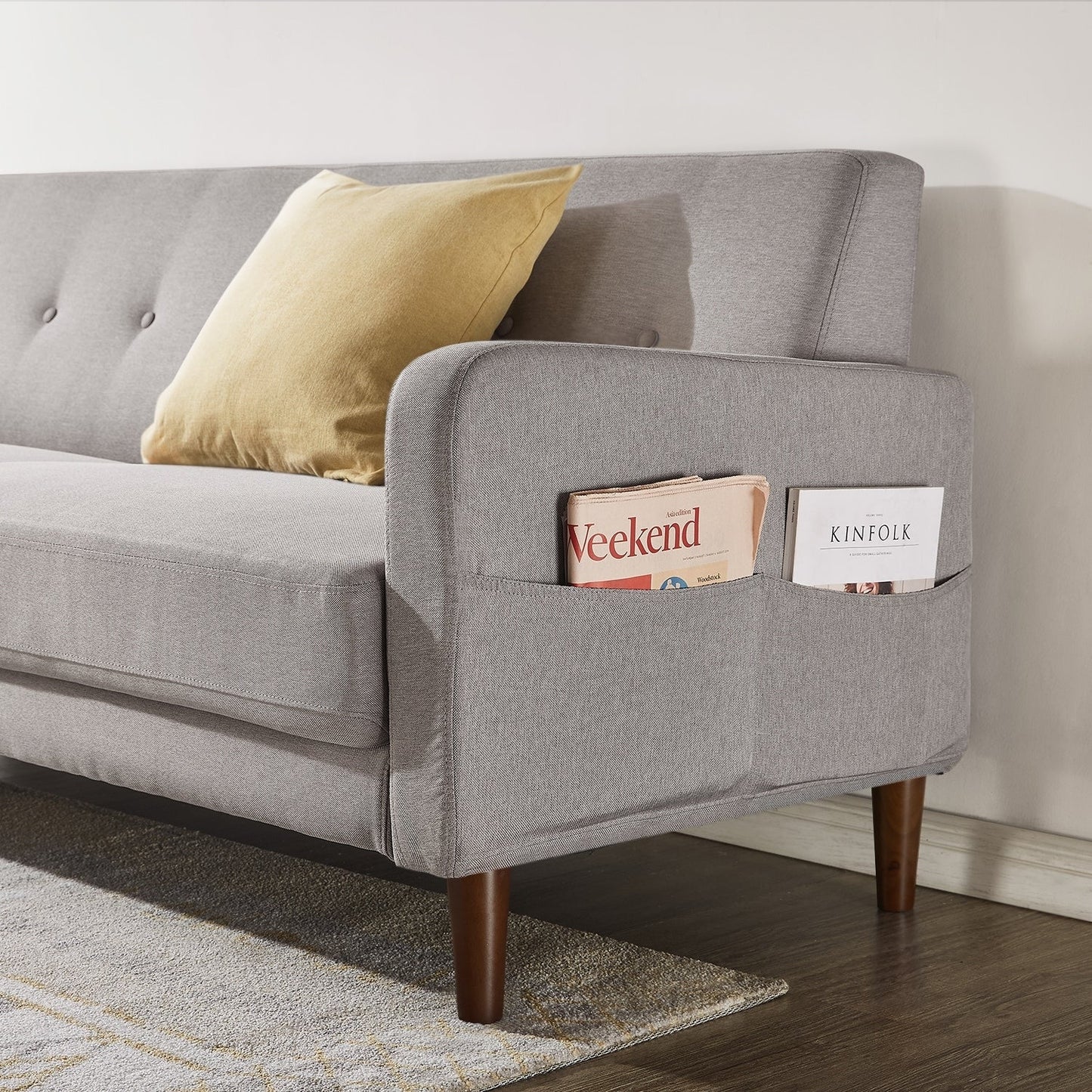 Divano moderno in lino trapuntato ADAIR con tasche sui braccioli di Crown Comfort
