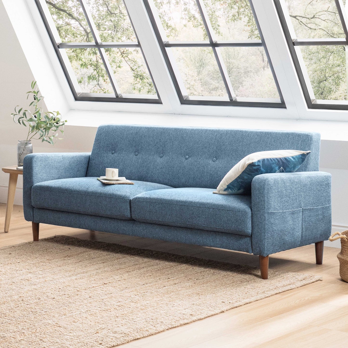 Divano moderno in lino trapuntato ADAIR con tasche sui braccioli di Crown Comfort
