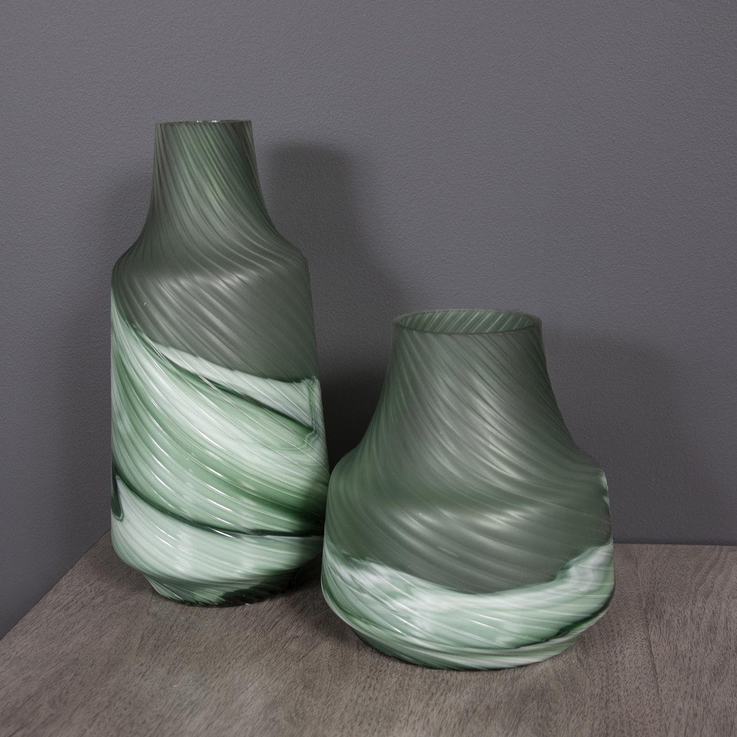 Vaso decorativo contemporaneo in vetro verde satinato Allan Andrews