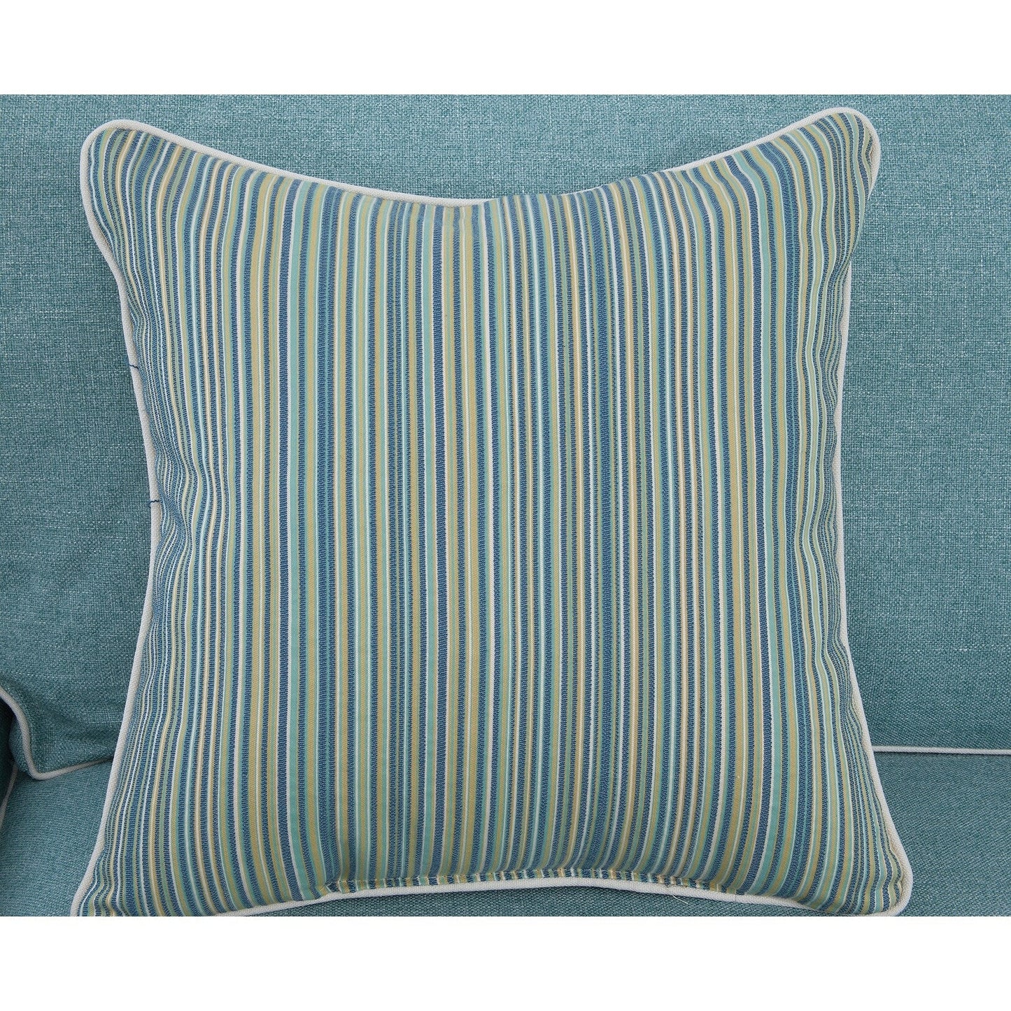 Divano modello Coastal Aqua Series di American Furniture Classics con quattro cuscini decorativi