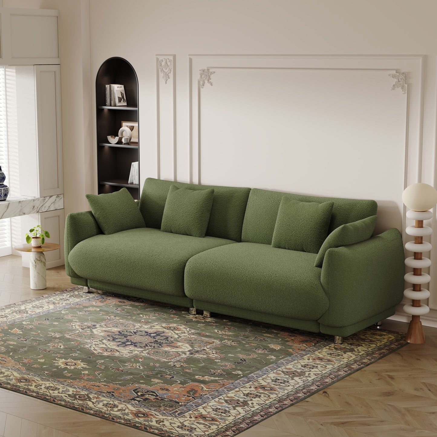 Un divano verde in lana teddy da 86,6 pollici con quattro cuscini e piedini in metallo che può stare comodamente in una camera da letto di un appartamento con