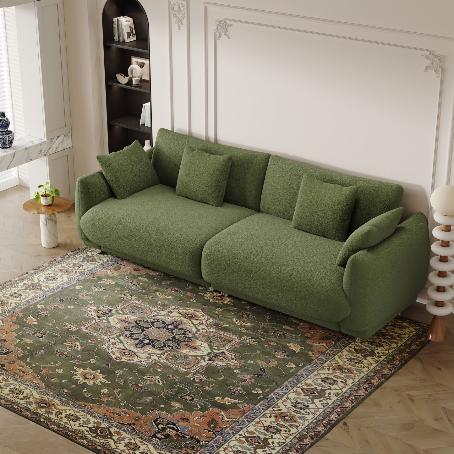 Un divano verde in lana teddy da 86,6 pollici con quattro cuscini e piedini in metallo che può stare comodamente in una camera da letto di un appartamento con