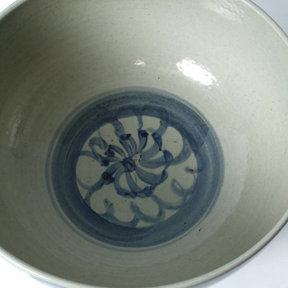 Circa 16 ciotole larghe blu e bianche con motivo floreale
