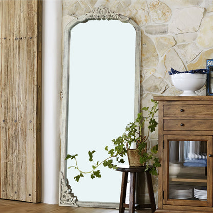 Specchio da pavimento intagliato in legno massello a tutta lunghezza ad arco