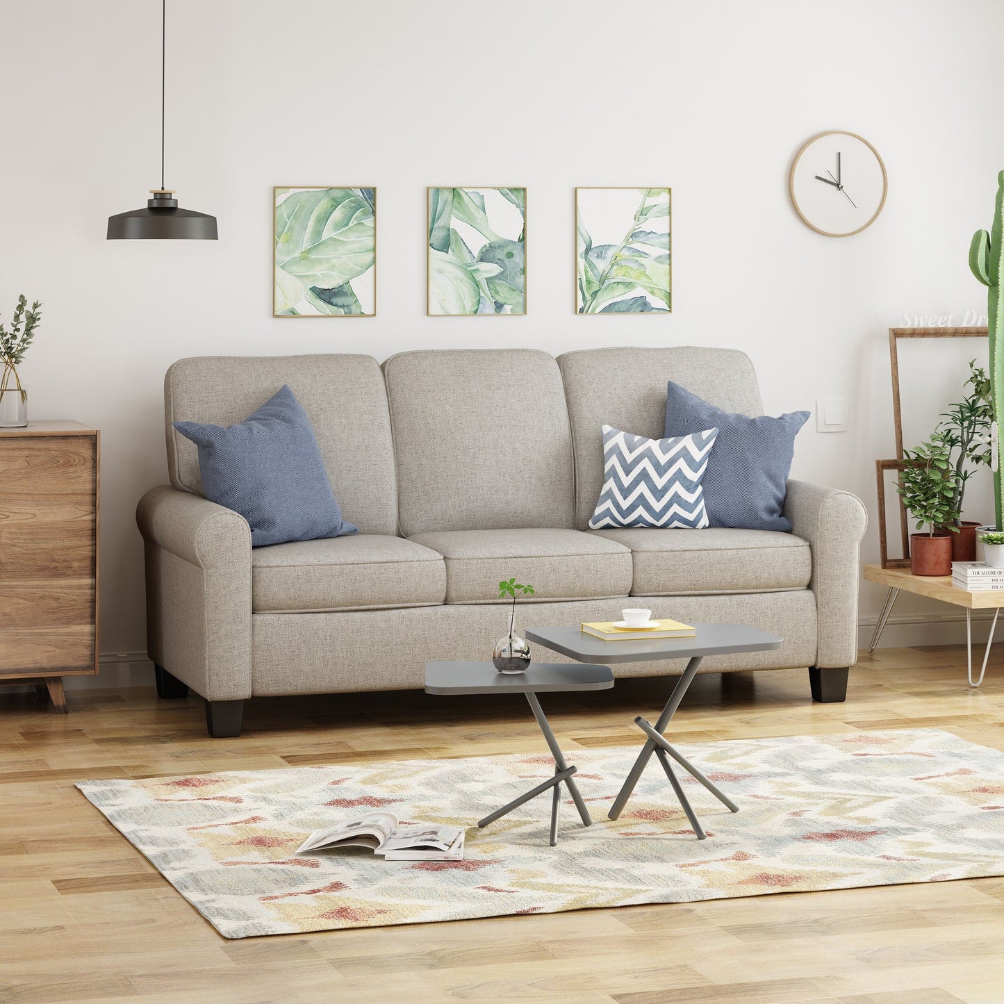 Divano beige a 3 posti con cuscini imbottiti e gambe affusolate