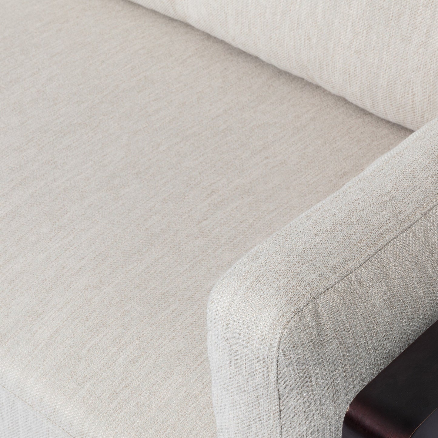 Divano beige a 3 posti con gambe in legno e struttura a vista