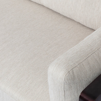Divano beige a 3 posti con gambe in legno e struttura a vista