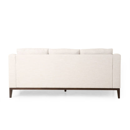 Divano beige a 3 posti con gambe in legno e cuscini coordinati