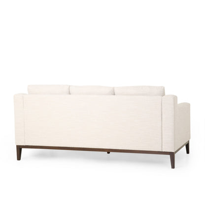 Divano beige a 3 posti con gambe in legno e cuscini coordinati