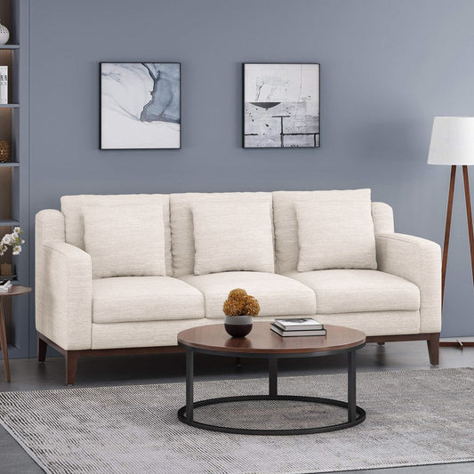 Divano beige a 3 posti con gambe in legno e cuscini coordinati