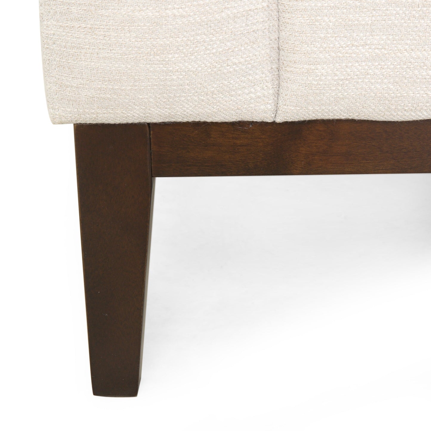 Divano beige a 3 posti con gambe in legno e cuscini coordinati