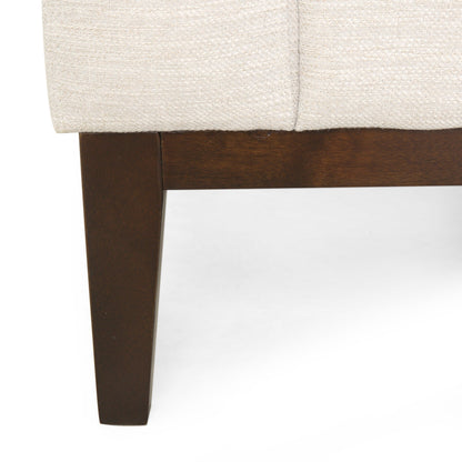 Divano beige a 3 posti con gambe in legno e cuscini coordinati