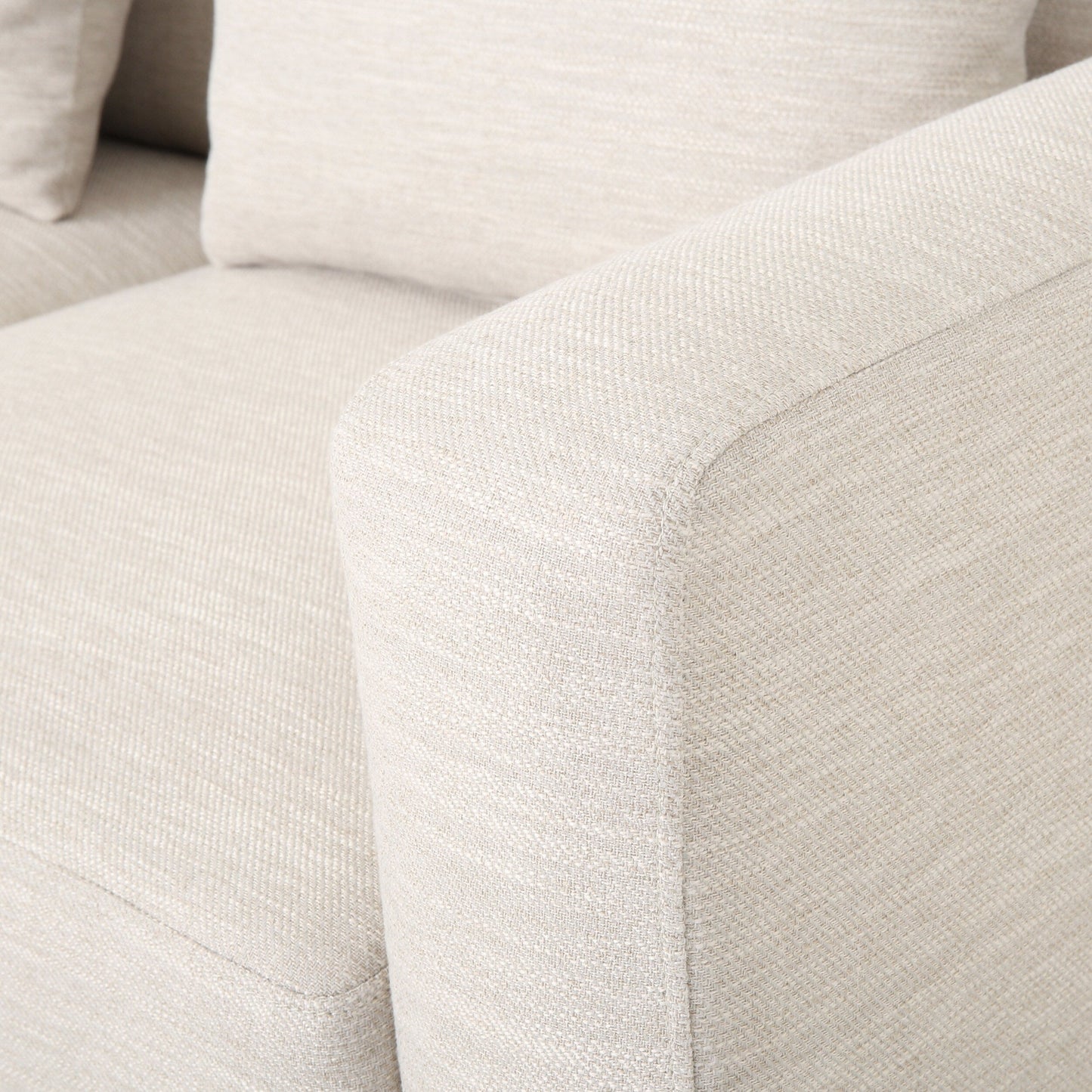 Divano beige a 3 posti con gambe in legno e cuscini coordinati