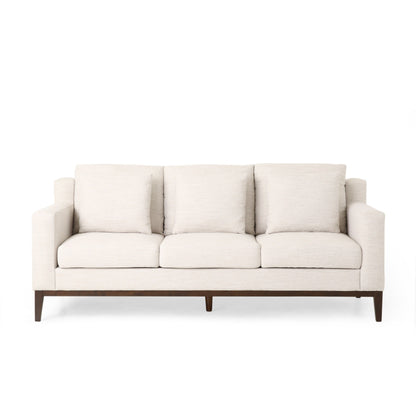 Divano beige a 3 posti con gambe in legno e cuscini coordinati