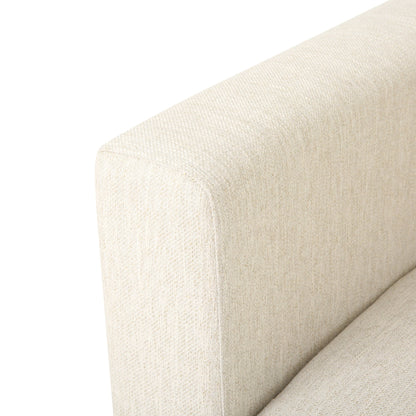 Divano beige a 3 posti con gambe in legno e due cuscini