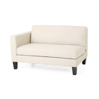 Divano beige a 3 posti con gambe in legno e due cuscini