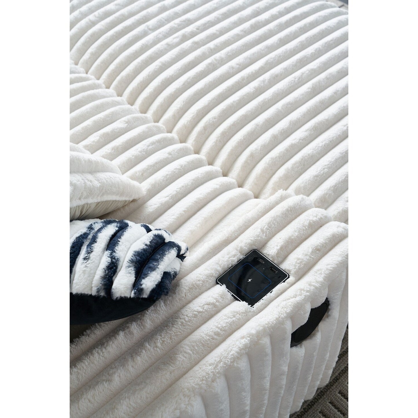 Divano a due posti in velluto a coste beige 61.42 con braccioli quadrati, pouf, altoparlante Bluetooth, caricabatterie wireless, porte USB, portabicchieri